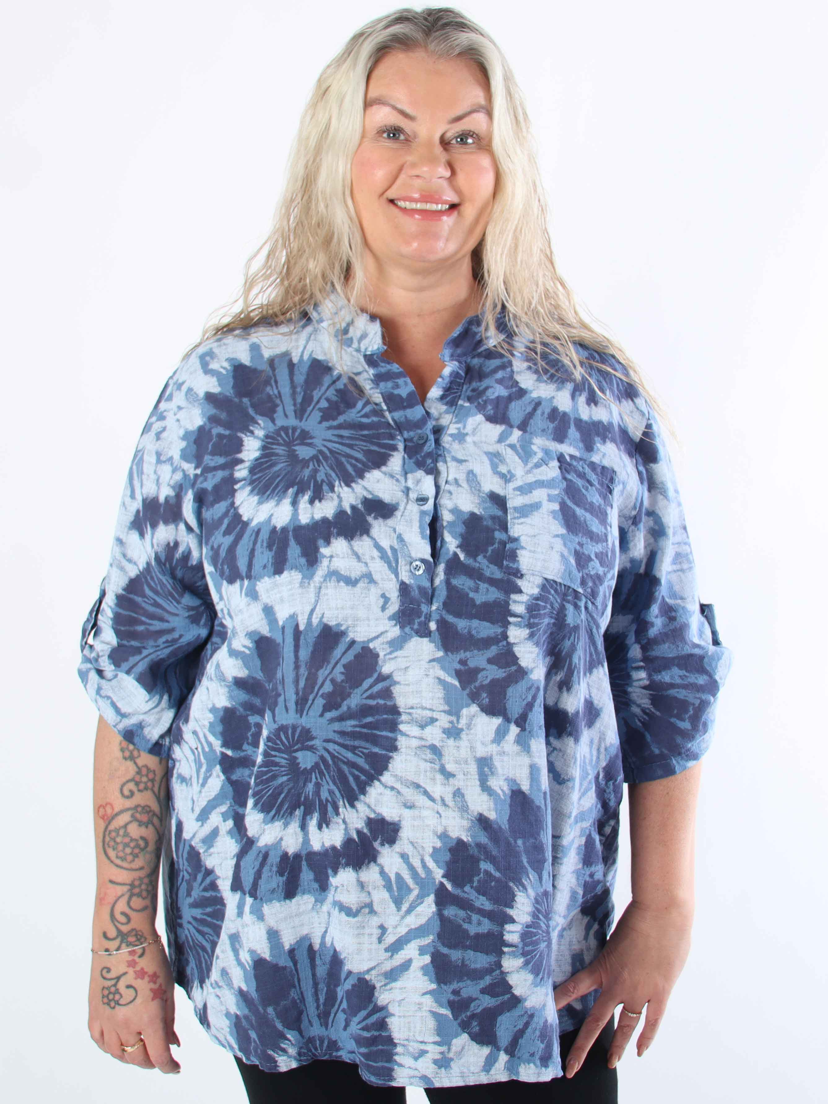 Akella - Mönstrad plus size skjorta i ljust bomullstyg